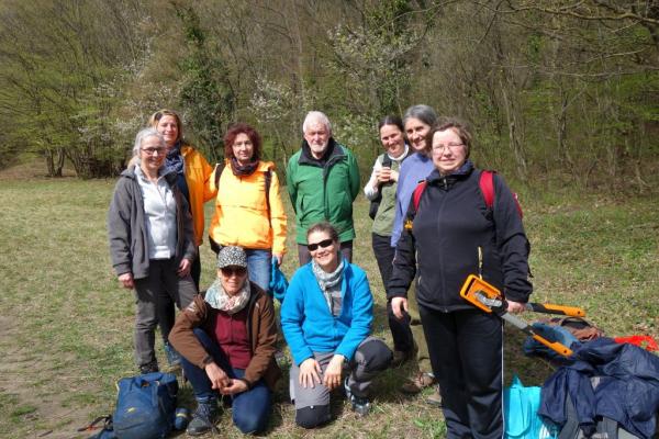 Die freiwilligen HelferInnen schnitten beim Sieveringer Steinbruch in Wien Döbling Büsche und verhinderten so das Zuwachsen dieses wertvollen Lebensraumes.