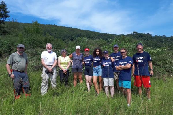 Beim Pflegetermin auf der Weiderwiese in Purkersdorf wurden Büsche geschnitten und von der Fläche transportiert. So bleibt der Lebensraum für Sumpf-Ständelwurz, Lungen-Enzians und Sibirien-Schwertlilie erhalten.