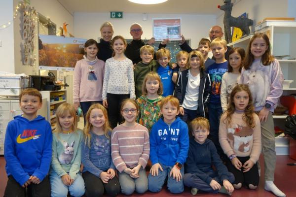 Biosphärenpark-Direktor Andreas Weiß und Bezirksvorsteher Peter Jagsch überreichen als Dankeschön die Urkunden an die Schüler und Schülerinnen der Klasse 3b der Volksschule Knollgasse, mit der Klassenlehrerin Katharina Hahn.