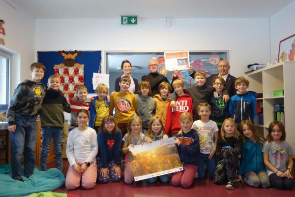 Biosphärenpark-Direktor Andreas Weiß und Bezirksvorsteher Peter Jagsch überreichen als Dankeschön die Urkunden an die Schüler und Schülerinnen der Klasse 3d der Volksschule Knollgasse, mit der Klassenlehrerin Gudrun Haas.