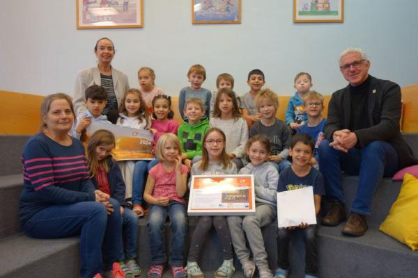 Biosphärenpark-Direktor Andreas Weiß überreicht als Dankeschön die Urkunden an die Schüler und Schülerinnen der Klasse 1b der Volksschule Mondweg, mit der Klassenlehrerin Eva-Maria Fritz und Direktorin Gerlinde Marek.