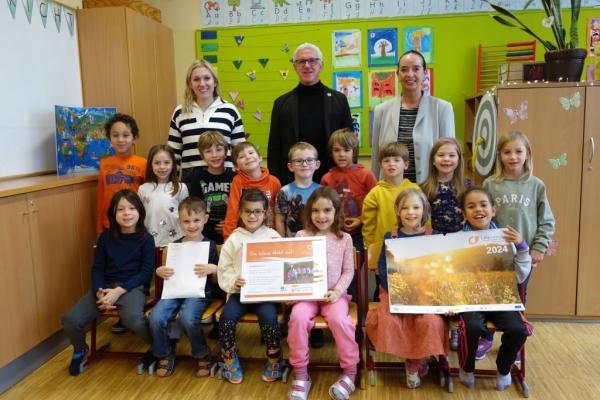 Biosphärenpark-Direktor Andreas Weiß überreicht als Dankeschön die Urkunden an die Schüler und Schülerinnen der Klasse 1c der Volksschule Mondweg, mit der Klassenlehrerin Sophia Kellermann und Direktorin Gerlinde Marek.