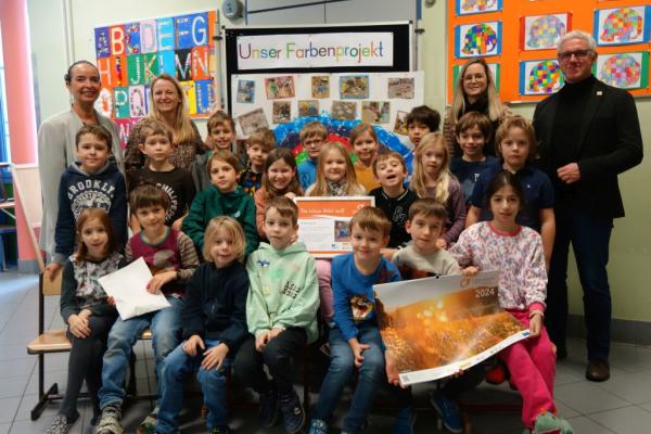 Biosphärenpark-Direktor Andreas Weiß überreicht als Dankeschön die Urkunden an die Schüler und Schülerinnen der Klasse 2b der Volksschule Mondweg, mit den Klassenlehrerinnen Sabine Bergner und Michaela Neumann, sowie Direktorin Gerlinde Marek.