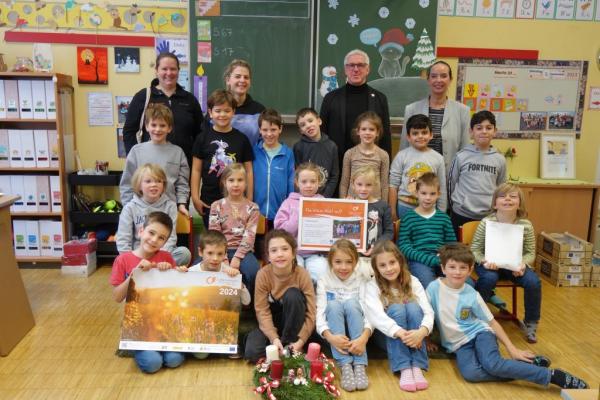 Biosphärenpark-Mitarbeiterin Johanna Scheiblhofer und Biosphärenpark-Direktor Andreas Weiß überreichen als Dankeschön die Urkunden an die Schüler und Schülerinnen der Klasse 2c der Volksschule Mondweg, mit der Klassenlehrerin Julia Zimmermann und Direktorin Gerlinde Marek.