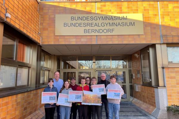 Bürgermeister Franz Rumpler und Biosphärenpark-Direktor Andreas Weiß überreichen als Dankeschön die Urkunden an die KlassensprecherInnen der 4. Schulstufe des Gymnasiums Berndorf mit Biologielehrerin Andrea Obereder und Direktorin Maria Reitgruber.