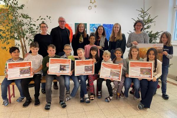 Biosphärenpark-Direktor Andreas Weiß und Allander Biosphärenpark-Botschafterin Jenny Baer-Pásztory überreichen als Dankeschön die Urkunden an einige Schüler und Schülerinnen der Volksschule Alland mit den Klassenlehrerinnen.