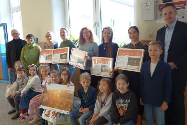 Biosphärenpark-Direktor Andreas Weiß und Bürgermeister Stefan Schmuckenschlager überreichen als Dankeschön die Urkunden stellvertretend an einige Schüler und Schülerinnen der Volksschule Hermannstraße, mit den Klassenlehrerinnen und Direktorin Ulrike Haider.