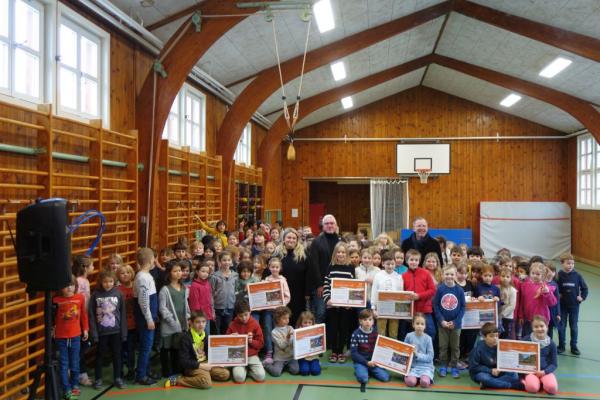 Bezirksvorsteher Friedrich Nikolaus Ebert und Biosphärenpark-Direktor Andreas Weiß überreichen als Dankeschön die Urkunden an die Schüler und Schülerinnen der Waldschule Dr. Schober Straße, mit den Klassenlehrerinnen und Direktorin Katharina Mayer-Egerer.