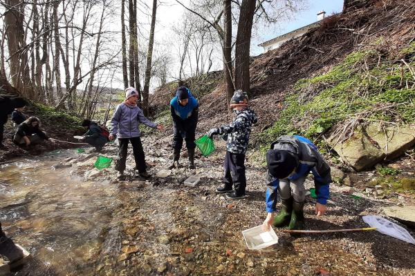 Personengruppe im Bach