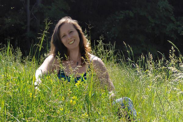 Martina Grabner im Gras sitzend