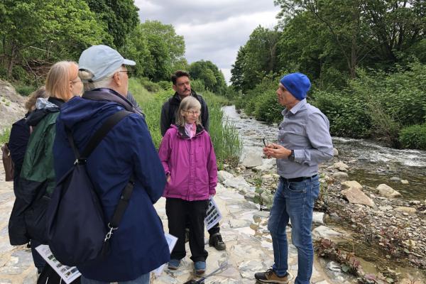 Personengruppe am Wienfluss