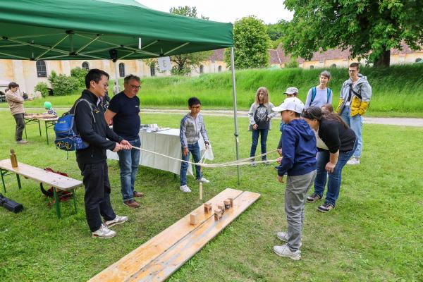 Personengruppe beim Wissensspiel