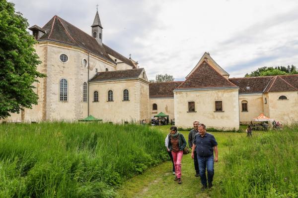 Personen mit Kartause im Hintergrund