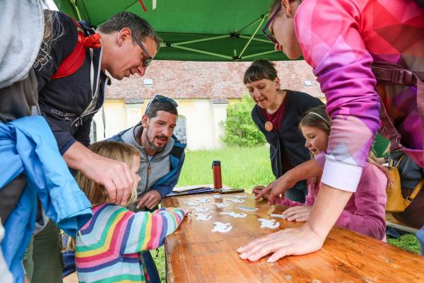 Personengruppe beim Memo-Spiel