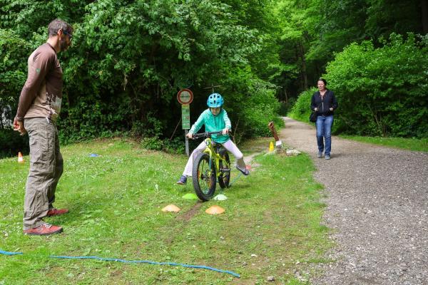 Kind am Rad beim Geschicklichkeitsparcour