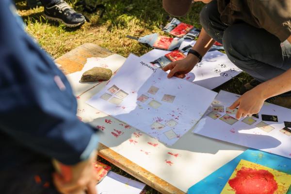 Tierspuren auf Papier gedruckt