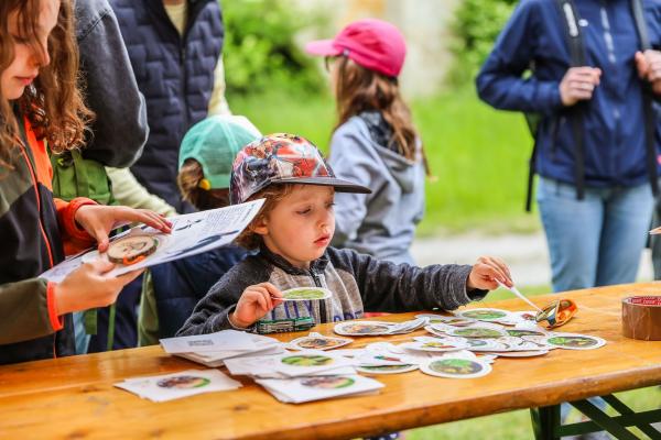Kinder beim Infostand