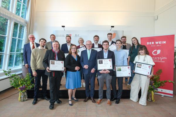 Gruppenfoto alle prämierten Weinbaubetriebe