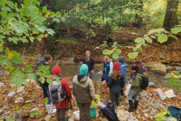 Personengruppe am Bach