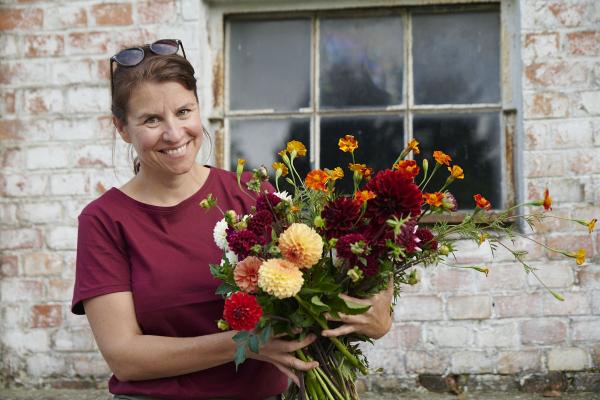 Sonja Broser mit Blumenstrauß
