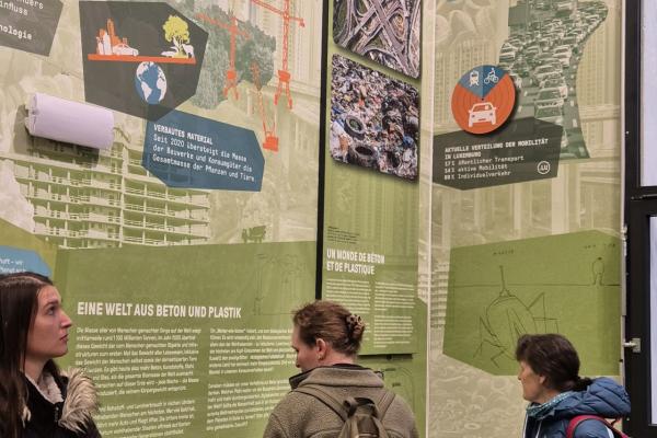 Besucher vor Ausstellungstafeln