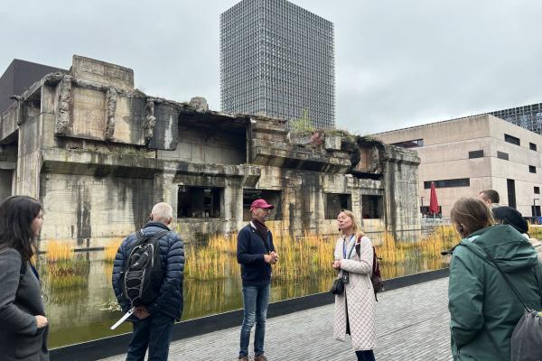 Personen im neuen Stadtviertel Esch-Belval