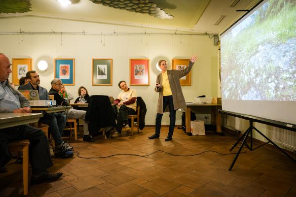 Irene Drozdowski beim Vortrag über Trocken- und Halbtrockenrasen an der Thermenlinie.