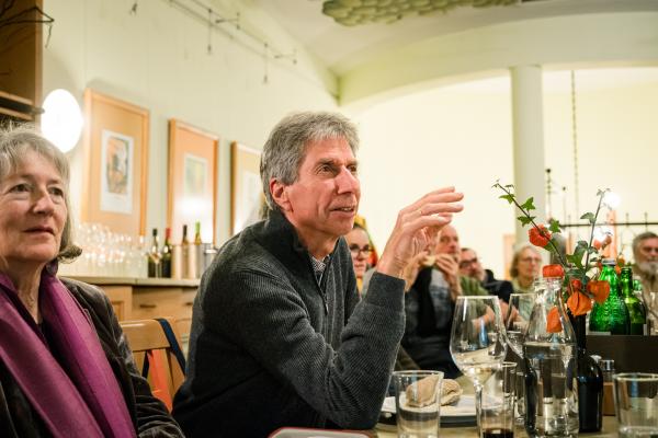 Personengruppe beim Heurigen