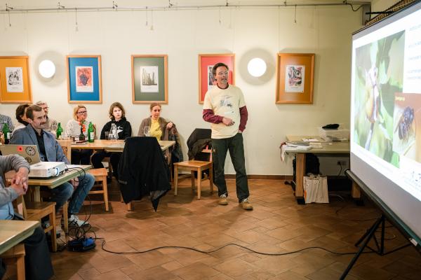 Alexander Mrkvicka beim Vortrag über Eichen-Gallwespen