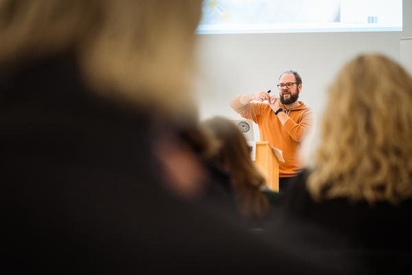 Erik Aarden bei seinem Vortrag.