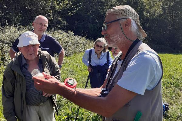 Experte zeigt den TeilnehmerInnen Heuschrecken