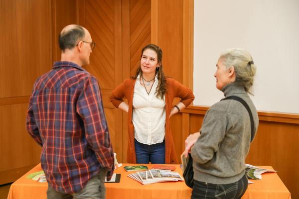 Personen bei Infogespräch