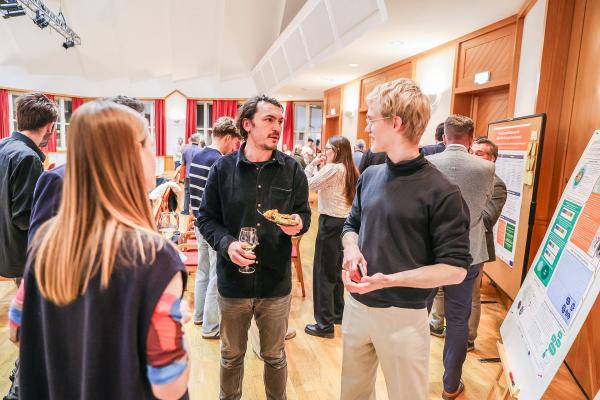 Die StudentInnen standen dem interessierten Publikum für Fragen rund um ihre Projektarbeit zur Verfügung.