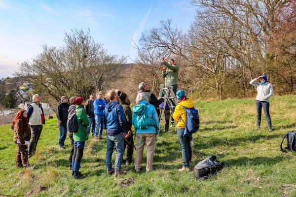 Personengruppe auf Streuobstwiese
