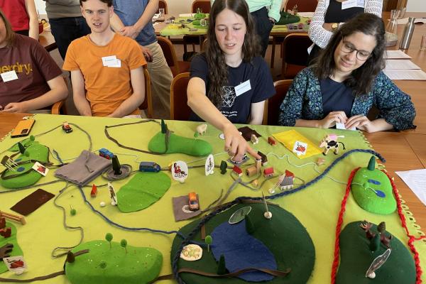 StudentInnen mit dem Biosphärenpark-Spiel
