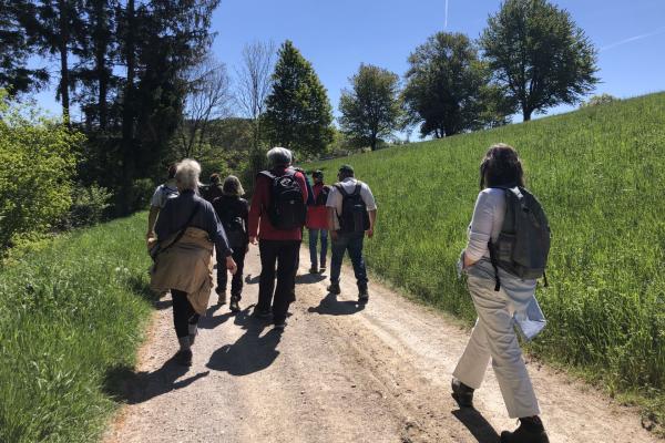 Personengruppe geht Weg entlang