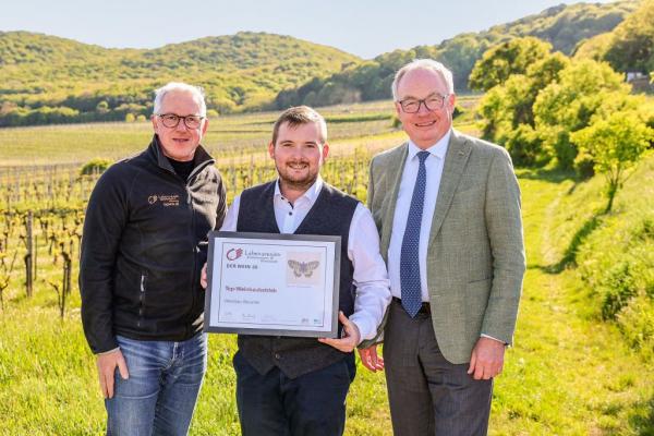 Biosphärenpark-Direktor DI Andreas Weiß (links außen) und NÖ LH-Stv. Dr. Stephan Pernkopf (rechts außen) gratulieren den PreisträgerInnen aus Wien: Weinbau Beranek aus Wien-Rodaun (Mitte) und Johannes Müller Stadtweingut aus Wien-Döbling (nicht im Bild).