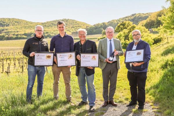 Biosphärenpark-Direktor DI Andreas Weiß (links außen) und NÖ LH-Stv. Dr. Stephan Pernkopf (2.v.re.) gratulieren den PreisträgerInnen aus dem Raum Baden (v.l.n.r.): Bio-Weingut Frühwirth aus Teesdorf, Schaflerhof aus Traiskirchen und Weingut Familie Auer aus Tattendorf.