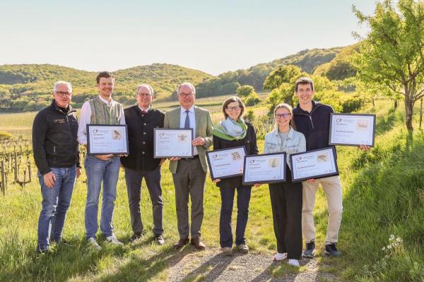 Biosphärenpark-Direktor DI Andreas Weiß (links außen), NÖ LH-Stv. Dr. Stephan Pernkopf (Bildmitte) und Gemeinderat aus Perchtoldsdorf Josef Schmid (3.v.li.) gratulieren den PreisträgerInnen aus dem Raum Mödling (v.l.n.r.): Weinbau Karl Wölflinger aus Perchtoldsdorf, Weinbau Barbach aus Perchtoldsdorf, Wein & Heuriger Pferschy-Seper aus Mödling und Weingut Zechmeister aus Perchtoldsdorf.