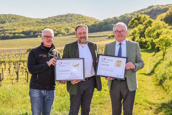 Biosphärenpark-Direktor DI Andreas Weiß (links außen) und NÖ LH-Stv. Dr. Stephan Pernkopf (rechts außen) gratulieren dem Weingut Stift Klosterneuburg zum Kategoriesieg und zur Auszeichnung Top-Weinbaubetrieb.