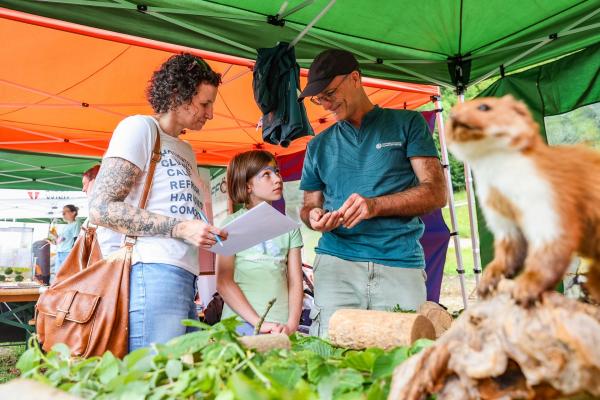 Mutter mit Kind bei Infostand
