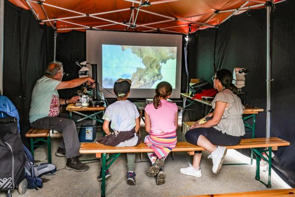 Personengruppe im Mikrotheater