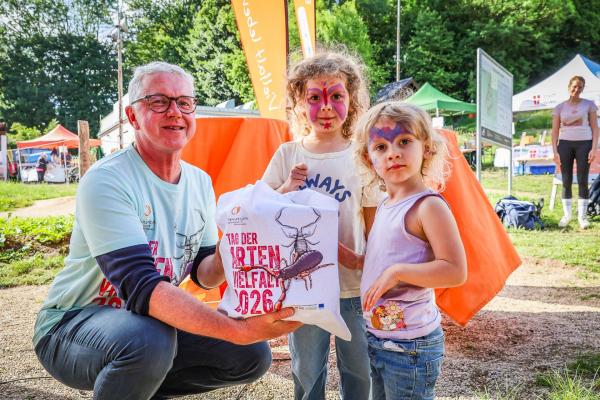 Biosphärenpark-Direktor Andreas Weiß gratuliert den GewinnerInnen des Artenschätzspiels.