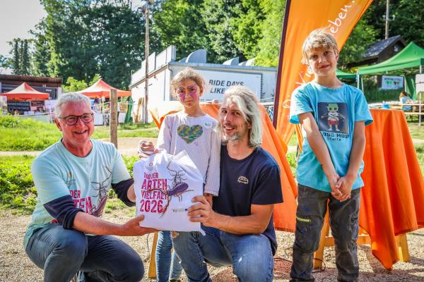 Biosphärenpark-Direktor Andreas Weiß gratuliert den GewinnerInnen des Artenschätzspiels.