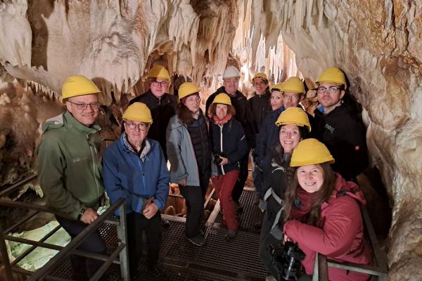 Personengruppe in Höhle