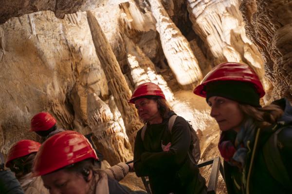 Personengruppe in Höhle