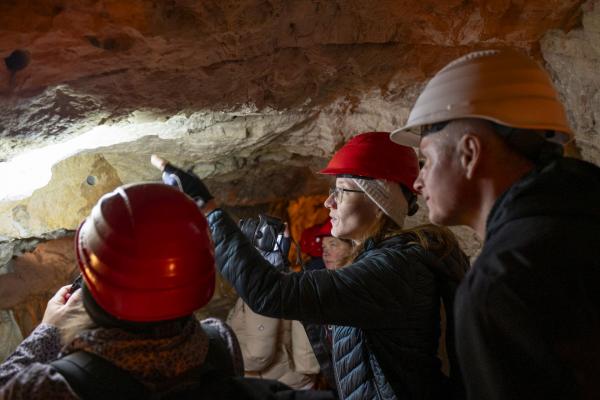 Menschen in Grotte