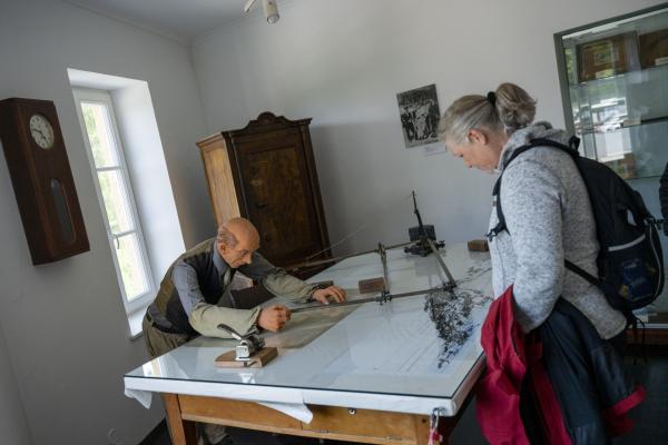 Frau in Museum