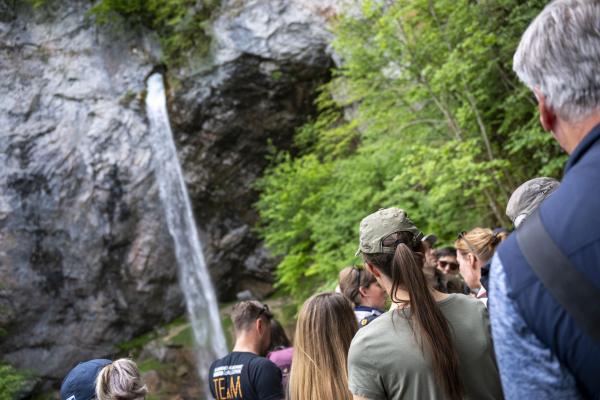 Menschen bei Wasserfall