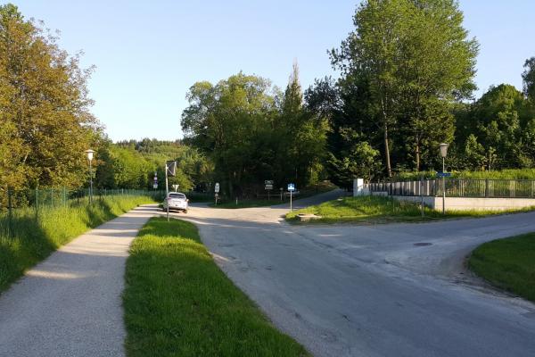 Ein ebener, asphaltierter Weg führt rund um den Wienerwaldsee.